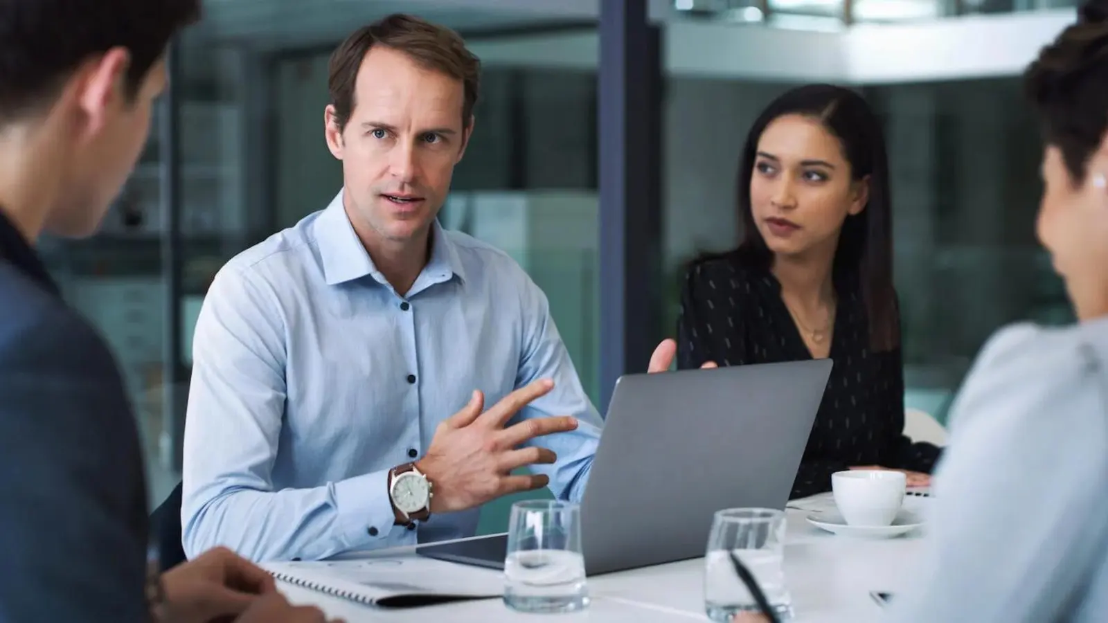 Consultant discussing findings with colleagues in a meeting